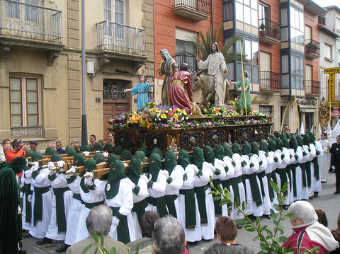 Spain tradition for Easter: Pasos